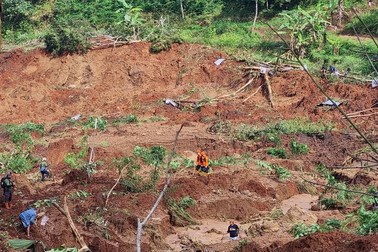 Kondisi longsor di Kampung Condong, Desa Desa Wargaluyu, Kecamatan Arjasari, Kabupaten Bandung, Jawa Barat, yang terjadi pada Jumat (6/12/2025)