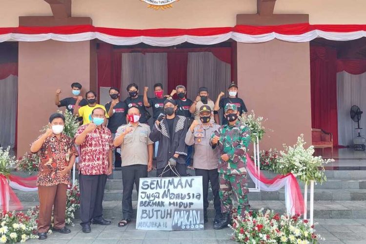Seorang seniman campursari, Sutim Seno Wardoyo, menenui Bupati Kebumen, Jawa Tengah, Arif Sugiyanto, Rabu (18/8/2021).