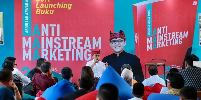 Bupati Banyuwangi Abdullah Azwar Anas yang meluncurkan buku berjudul Anti-Mainstream Marketing: 20 Jurus Mengubah Banyuwangi di Gramedia Expo, Surabaya, Senin (14/10/2019).
