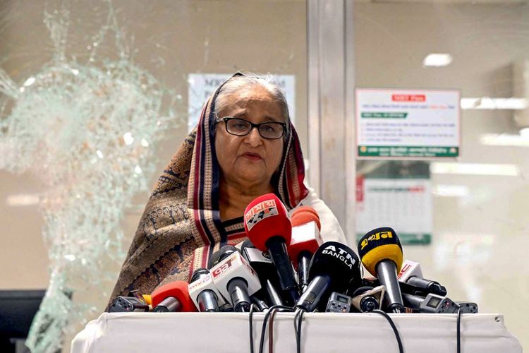 Dalam foto yang diambil dan dirilis pada 25 Juli 2024 oleh Kantor Perdana Menteri Bangladesh, Perdana Menteri Sheikh Hasina berbicara kepada media di stasiun metro yang dirusak di Mirpur, setelah demo mahasiswa.