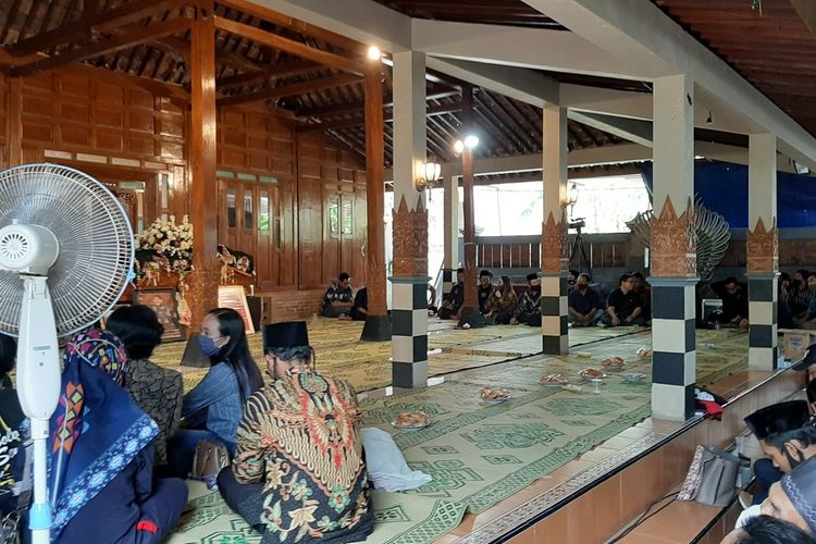 Pelayat Memadati Rumah duka Dalang Seno Nugroho di Sedayu Bantul Rabu (4/11/2020)