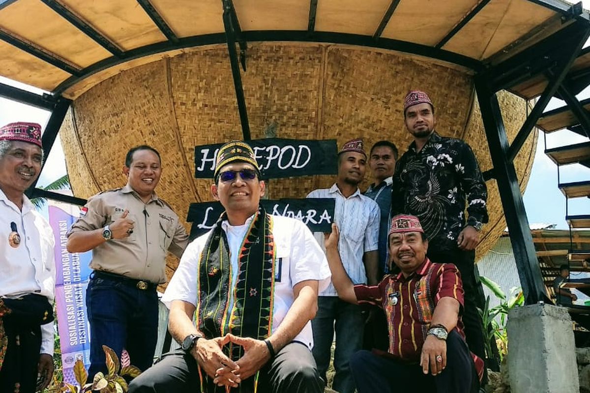 Kemenpar merealisasikan nomadic amenities homepod di Desa Wisata Liang Ndara, Labuan Bajo, Manggarai Barat, Nusa Tenggara Timur, Jumat (20/9/2019). 