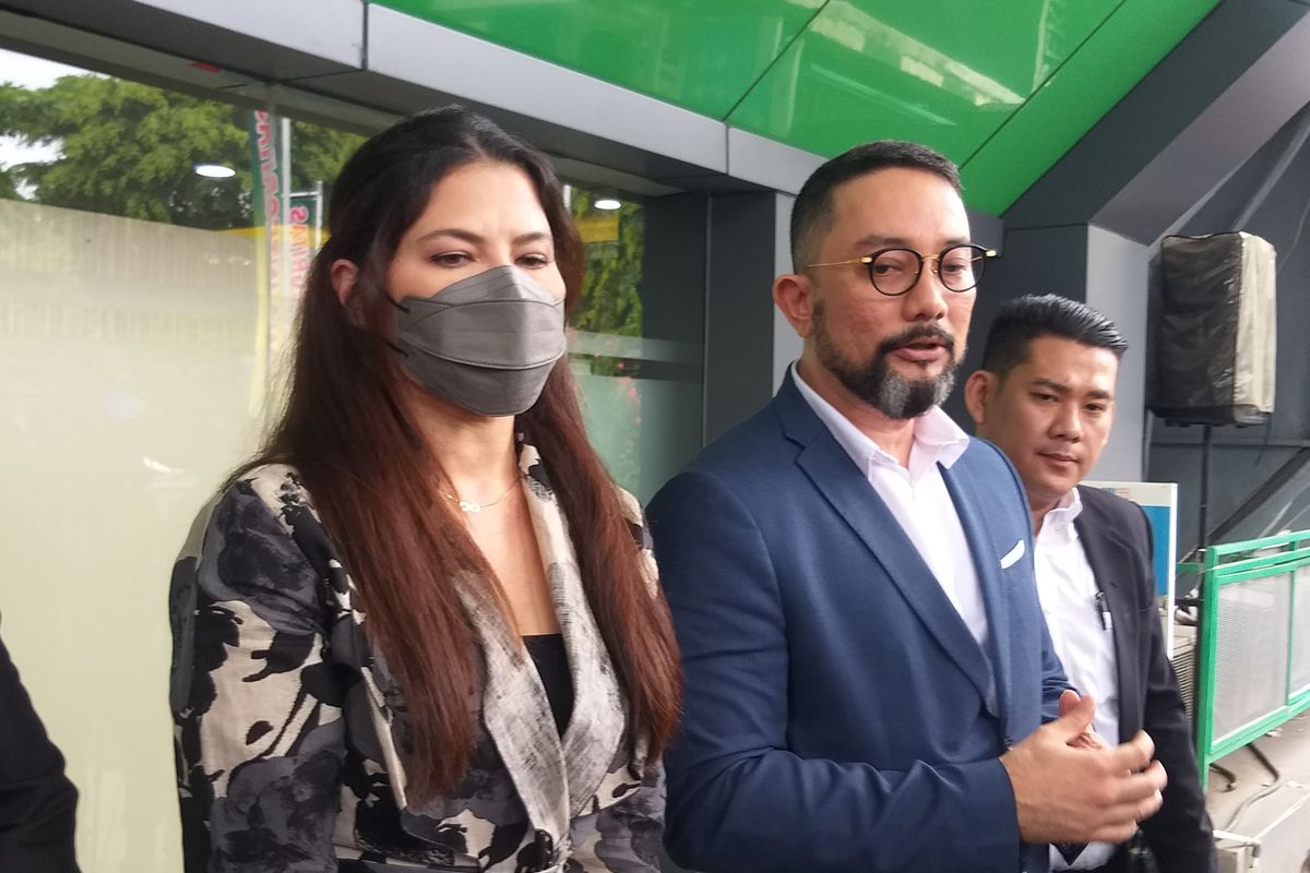 Artis Tamara Bleszynski didampingi kuasa hukumnya, Djohansyah selesai menjalani sidang mediasi gugatan wanprestasi Rp 34 miliar yang dilayangkan kakaknya, Ryszard Bleszynski di Pengadilan Negeri Jakarta Selatan, Senin (10/4/2023).