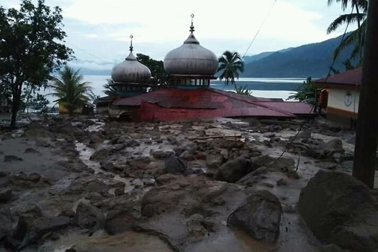 Banjir dan longsor Agam menyebabkan 13 rumah, satu madrasah dan satu masjid rusak, Rabu (20/11/2019)