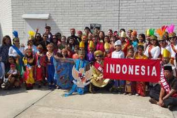 Diaspora Indonesia menampilkan seni dan budaya Nusantara dalam Dragon Parade Lunar New Year Festival di Kota Orlando, Florida, Amerika Serikat, Minggu (14/2/2016). 