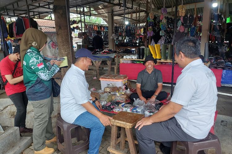 Tim gabungan Satpol PP dan Bea Cukai Jawa Tengah melakukan razia rokok ilegal di Pasar Hewan Ambarawa
