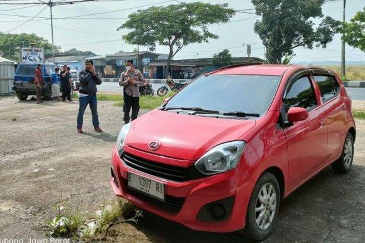 Sesosok mayat perempuan ditemukan dalam kondisi terbakar di dalam mobil Daihatsu Ayla di kawasan SPBU Jalur Pantura, Desa Mundusari, Kecamatan Pusakanagara, Kabupaten Subang Kamis (8/12/2022) pukul 12.00 WIB. 
