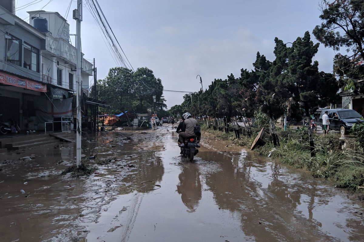 Akses jalan di Vila Nusa Indah tertutup lumpur, Kamis (2/1/2020)