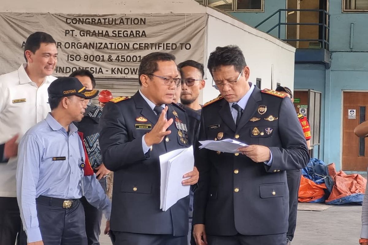 Menteri Keuangan Purbaya Yudhi Sadewa dan Kepala Kantor Pelayanan Utama Bea dan Cukai Tipe A Tanjung Priok Sodikin saat sidak ke Tempat Pemeriksaan Fisik Terpadu (TPFT) Graha Segara di Kawasan Pelabuhan Tanjung Priok, Jakarta, Senin (13/10/2025).