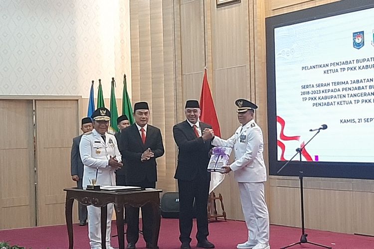 Penjabat Gubernur Banten Al Muktabar melantik Penjabat Bupati Tangerang Andi Ony di Pendopo Gubernur Banten, Kota Serang. Kamis (21/9/2023).