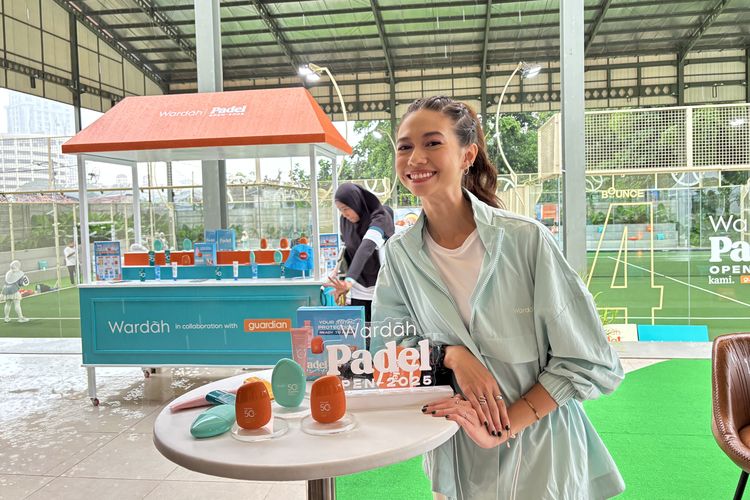 Yuki Kato dalam acara Wardah Padel Open 2025, kompetisi padel pertama di Indonesia yang dikhususkan untuk perempuan, sekaligus peluncuran Wardah Active Protection Sunscreen. Kegiatan ini digelar di Bounce Social Club, Jakarta Selatan, dari Sabtu (8/11/2025) hingga Minggu (9/11/2025).