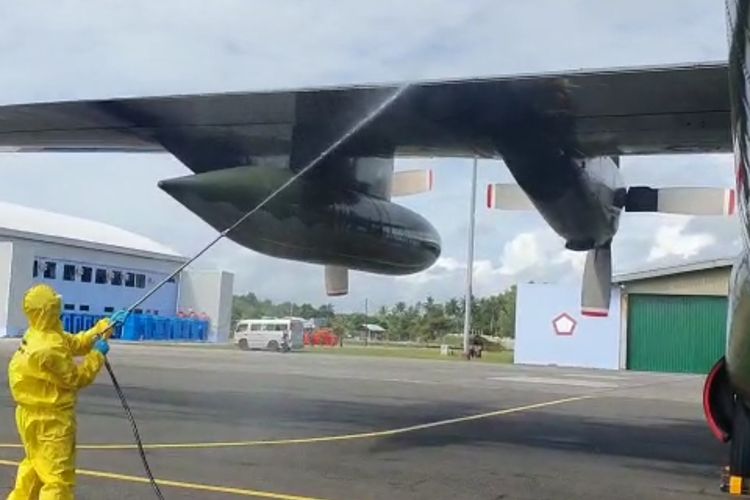 Dalam video berdurasi 17 detik yang diterima Kompas.com dari Humas Kementrian Kesehatan RI, menunjukan bahwa tim observasi tengah melakukan desinfeksi atau membunuh kuman terhadap salah satu pesawat TNI AU berjenis Hercules yang sebelumnya dipergunakan untuk mengevakuasi 238 WNI dari Wuhan saat tiba di Bandara Hang Nadim menuju ke hangar Lanud Raden Sadjad Ranai, Natuna.