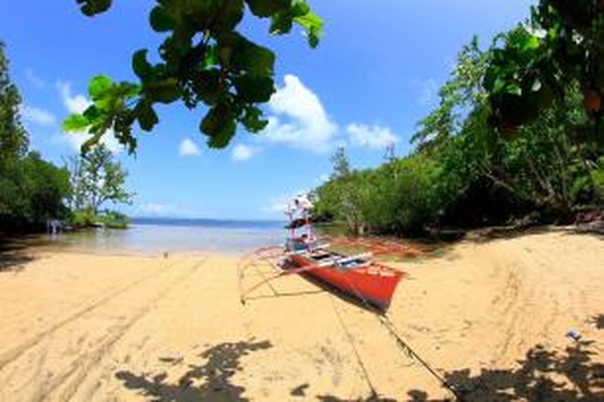 Perahu nelayan di pantai Tangganga, Pulau Siau, Kabupaten Kepulauan Sitaro, Sulawesi Utara.