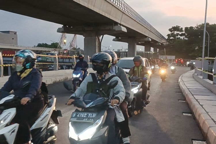 Pengemudi kendaraan bermotor kini dapat melintas di jembatan antilope baru di Jalan Antilope, Jaticempaka, Pondok Gede, Kota Bekasi, tepat di bawah proyek pengerjaan Kereta Cepat Jakarta-Bandung. Adapun jembatan yang baru itu sudah diresmikan dan sedang dalam tahap uji coba mulai Rabu (10/8/2022).