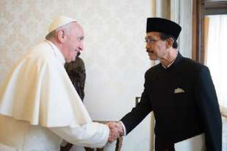 Duta Besar RI untuk Takhta Suci Vatikan, Antonius Agus Sriyono, menyerahkan Surat Kepercayaan dari Presiden Joko Widodo kepada Paus Fransiskus di Istana Apostolik, Vatican City, Senin (21/3/2016). Penyerahan surat ini menandai permulaan tugasnya sebagai Duta Besar Luar Biasa dan Berkuasa Penuh RI untuk Vatikan. 