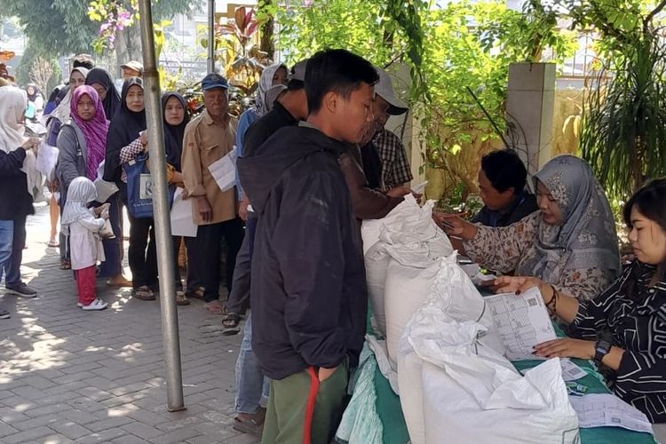 Puluhan Warga Malang Gagal Terima Bansos Beras, Ini Penjelasan Bulog