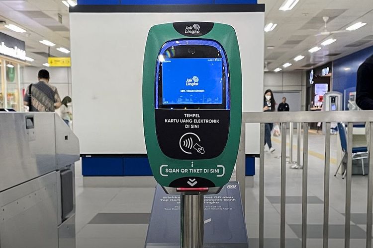 Penampakan mesin tapping baru di Stasiun MRT Jakarta. Penumpang diimbau untuk menempelkan kartu uang elektronik di mesin ini mulai 11 September 2023.