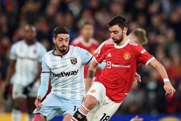 Gelandang Manchester United, Bruno Fernandes, tengah menggiring bola saat melawan West Ham United di Olf Trafford pada pekan ke-23 Liga Inggris.