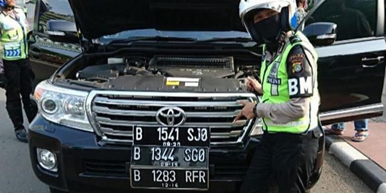 Pengguna SUV Toyota ini diamankan polisi karena ketahuan memiliki pelat nomor lebih dari satu untuk mengakali aturan ganjil-genap.