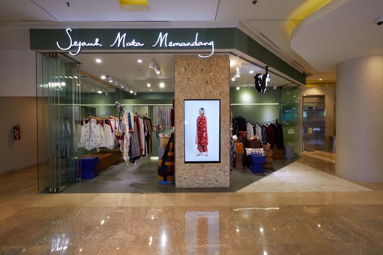 Kudapan dan beberapa koleksi lain sudah tersedia di toko pop-up Sejauh Mata Memandang, di lantai 3 East Mall Grand Indonesia hingga bulan Agustus 2023.