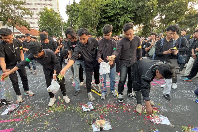Demo BEM SI Jatim di Grahadi, Massa Gelar Tabur Bunga