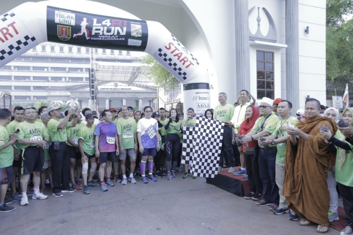 Ribuan pelari dari berbagai daerah di Indonesia Minggu (14/10/2018) pagi memadati Halaman Kantor Balai Kota Semarang yang menjadi start event L4RI-RUN (Lari Love 4 Republik Indonesia).