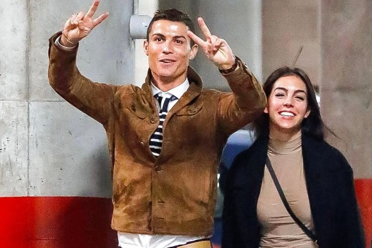 Cristiano Ronaldo melamar Georgina Rodriguez setelah hampir satu dekade bersama. Simak perjalanan cinta mereka dari butik Gucci hingga lamaran.