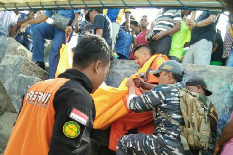 Jenazah Hasanudin Basir (18) saat dievakuasi oleh Tim Gabungan SAR menuju Pelabuhan Dulionong, Kabupaten Alor, NTT, Rabu (27/9/2017)