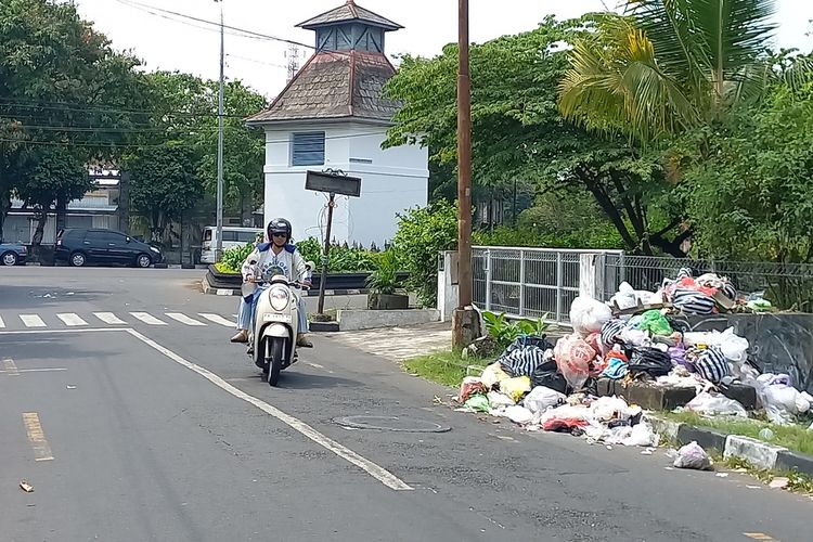 Sampah menggunung di Jalan Ungaran Kotabaru, Kota Yogyakarta, Senin (24/7/2023)