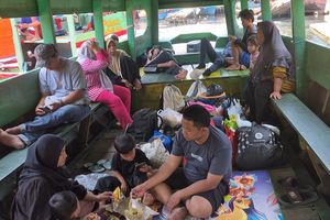 Mudik Naik Perahu Kayu ke Bekasi: Cuma Rp 25.000, tapi Taruhan Nyawa