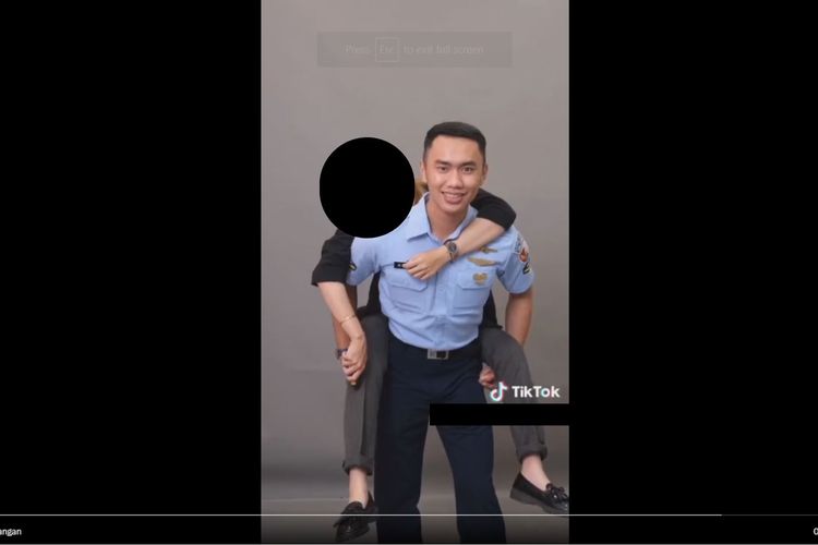 Prajurit TNI gadungan mengelabuhi seorang wanita dan mengajaknya foto studio. Kemesraan keduanya diviralkan warganet di Twitter.