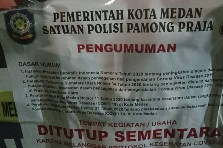 Pemkot Medan melalui Satpol PP menutup sementara pusat jajanan Medan Night Market di Medan, Sumatera Utara, Sabtu (13/2/2021). (FOTO ANTARA/HO-Satgas COVID-19 Kota Meda) 