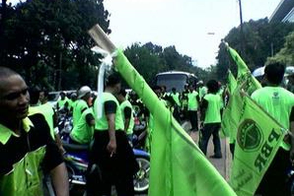 Massa pendukung Khofifah Indar Parawansa-Mujiyono (Kaji) dari Partai Bintang Reformasi (PBR) mendatangi Gedung Mahkamah Konstitusi, Jumat (14/11). Mereka menuntut penghitungan ulang Pilkada Jatim di Kabupaten Madura. 