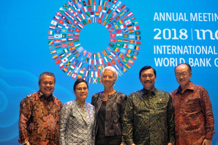 Menko Kemaritiman Luhut Binsar Pandjaitan (kedua kanan), Menteri Keuangan Sri Mulyani Indrawati (kedua kiri), Gubernur Bank Indonesia Perry Warjiyo (kiri), Presiden Grup Bank Dunia Jim Yong Kim (kanan) dan Direktur Pelaksana IMF Christine Lagarde (tengah) berfoto bersama saat media briefing penutupan Pertemuan Tahunan IMF - World Bank Group 2018 di Nusa Dua, Bali, Minggu (14/10/2018).