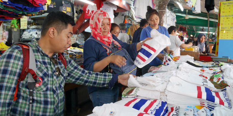 Peserta Cordela Vacation Trip to Thailand sempatkan berbelanja saat berada di Wat Arun Bangkok, Thailand, Minggu (4/2/2018). 