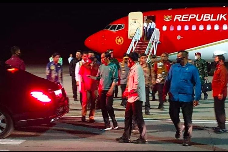 Presiden Joko Widodo akhirnya tiba Bandara Sentani, Kabupaten Jayapura, Provinsi Papua, sekitar pukul 20.00 Waktu Indonesia Timur (WIT), Senin (20/3/2023).