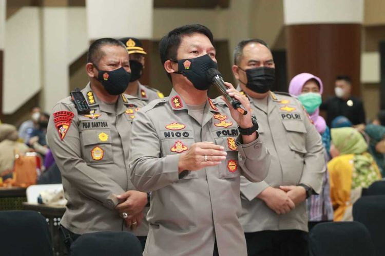 Kapolda Jatim Irjen Pol Nico Afinta didampingi Jajaran Forkopimda Surabaya Saat Tinjau Pelaksanaan Vaksin Serentak di Tunjungan Plaza Surabaya, Kamis (3/2/2022).