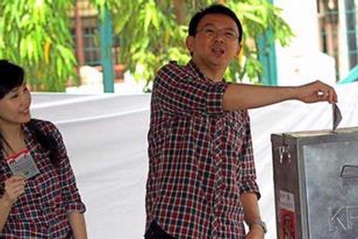 Calon wakil gubernur DKI Jakarta, Basuki Tjahaja Purnama (Ahok) bersama istrinya Veronica, melakukan pencoblosan Pilkada DKI Jakarta putaran II di TPS 059 Pluit Muara Karang Jakarta Utara, Kamis (20/9/2012).