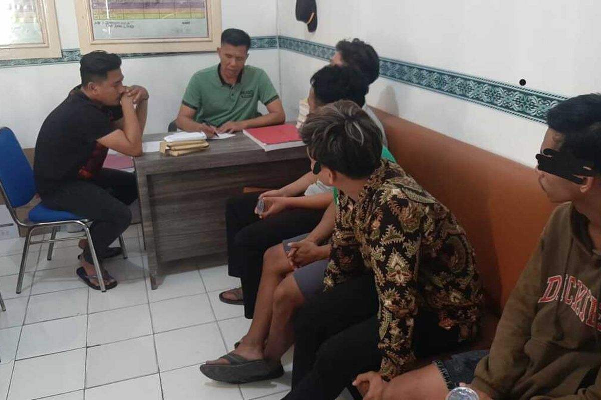 Caption: para pelaku pengeroyokan saat diintrogasi penyidik Polres Nganjuk. Doc: Humas Polres Nganjuk