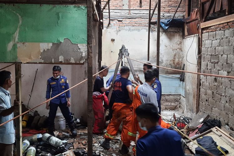 Seorang pekerja bangunan berinisial S (20) tewas setelah terjeblos septic tank di Kampung Rawa Badung, RT 007 RW 013 Kelurahan Jatinegara, Kecamatan Cakung, Jakarta Timur, Minggu (12/12/2021), sekitar pukul 09.30 WIB.