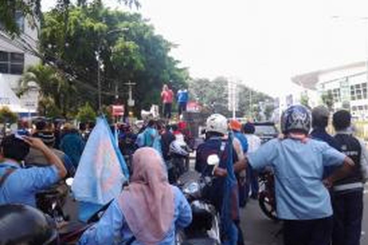 Ratusan buruh Tangerang yang tergabung dalam Konfederasi Serikat Pekerja Seluruh Indonesia (KSPSI) siap begabung dengan ribuan buruh lainnya sebelum berangkat demo di Jakarta, Kamis (1/5/2014).