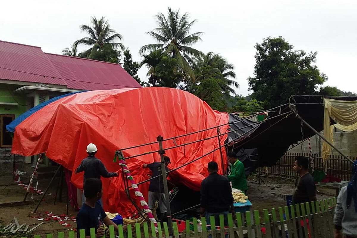 Sejumlah TPS yang baru dibangun di Kabupaten Gorontalo Utara porak poranda dilanda amgin kebcang dan hujan. Hujan lebat disertai angin melanda sejumlah daerah di Gorontalo Utara sejak kemarin hingga hari ini