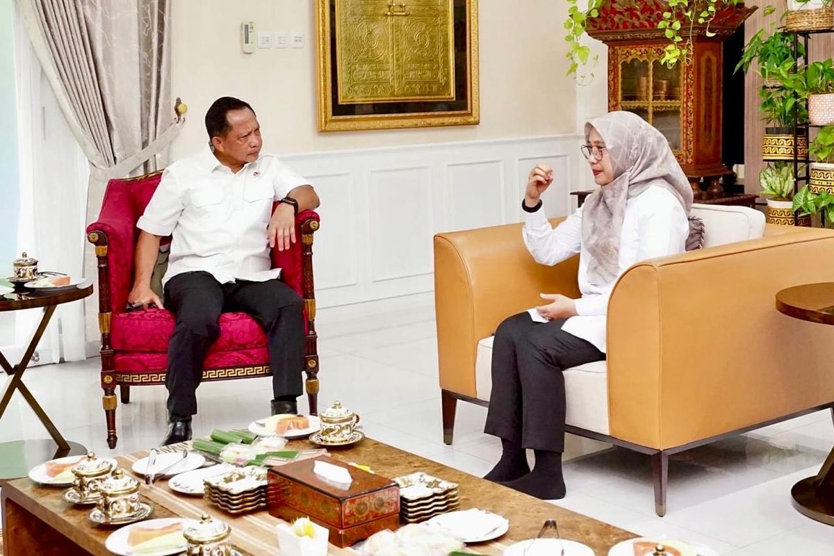 Pertemuan Bupati Banyuwangi Ipuk Fiestiandani dengan Menteri Dalam Negeri (Mendagri) Tito Karnavian&nbsp;di Kompleks Widyacandra, Jakarta, Rabu (8/10/2025).