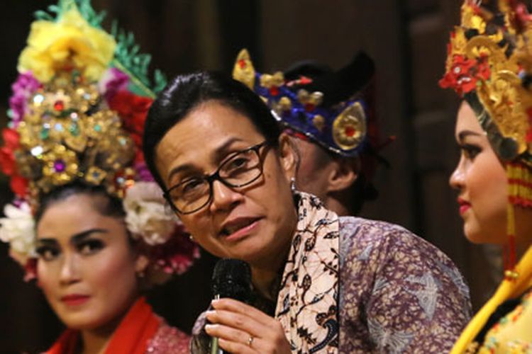 Menteri Keuangan Sri Mulyani (tengah) memberikan sambutan di antara para penari Gandrung saat melakukan kunjungan untuk mengetahui kesiapan Banyuwangi menyambut Annual Meeting IMF-World Bank, di Banyuwangi, Jawa Timur, Kamis (1/3/2018). Annual Meeting IMF-World Bank akan dihadiri sedikitnya 18.000 anggota delegasi dari 189 negara di Bali pada Oktober 2018.