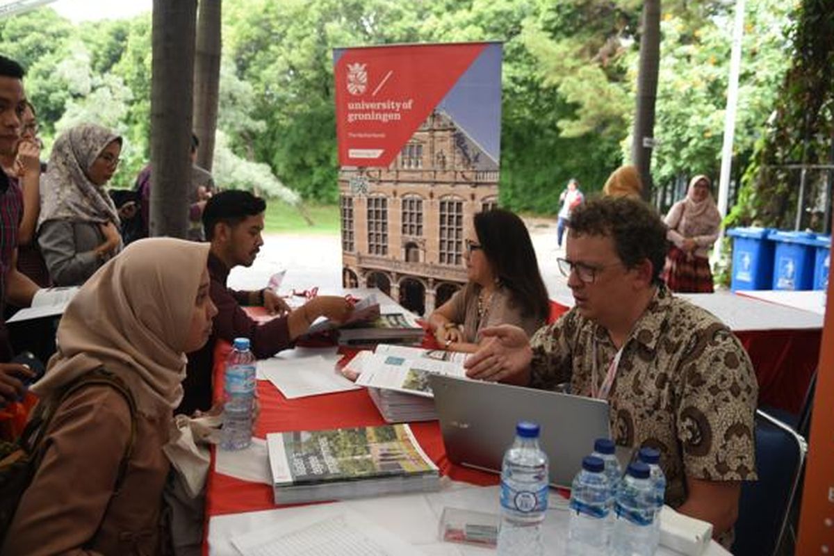 Perwakilan universitas Belanda memberikan penjelasan seputar beasiswa di Holland Scholarship Programme, Sabtu (18/1/2020)