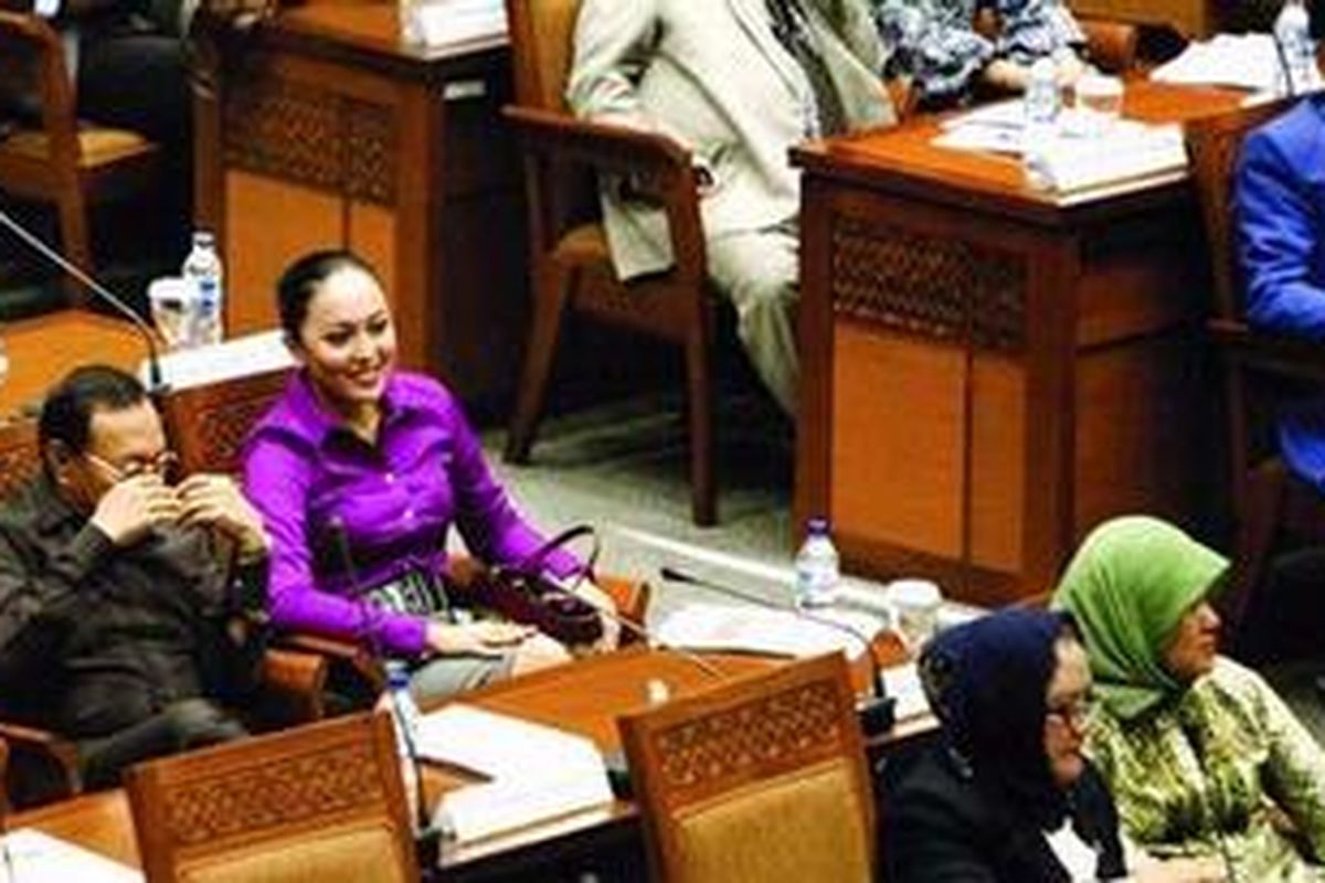 Anggota DPR Fraksi Demokrat, Angelina Sondakh, hadir dalam Rapat Paripurna DPR di Gedung DPR, Jakarta, Selasa (13/12/2011). Angelina atau yang biasa disapa Angie disebut-sebut menjalin hubungan dengan seorang penyidik di Komisi Pemberantasan Korupsi. Angelina beberapa kali diperiksa KPK terkait kasus dugaan suap wisma atlet SEA Games dengan tersangka, antara lain M Nazaruddin.