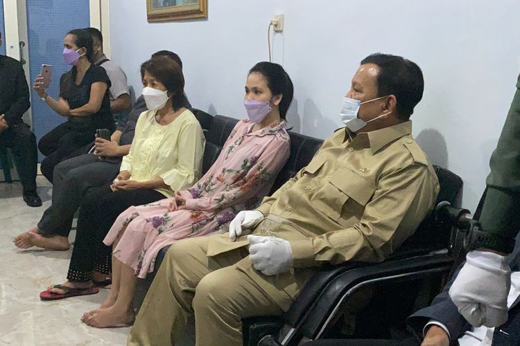 Menteri Pertahanan Prabowo Subianto saat bertandang ke kediaman almarhum Letnan Dua (Letda) Laut (T) Rhesa Tri Sigar, salah satu personil KRI Nanggala-402, yang telah dinyatakan gugur, Senin (26/4/2021).