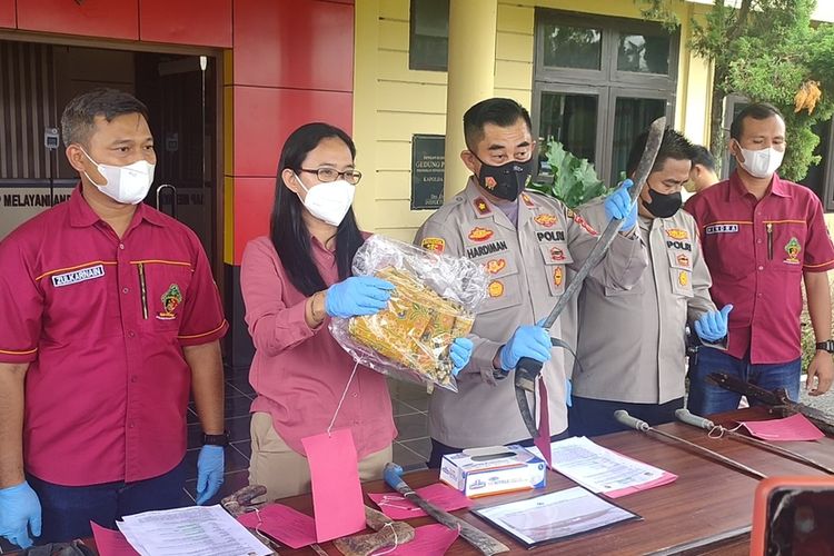 Wakapolres Kompol Hardiman dan jajaran memperlihatkan barang bukti parang yang digunakan dalam keributan di Ogan Ilir Sumsel yang menyebabkan satu orang atas nama Hajrat meninggal dunia. 2. Tsk dua keluarga yang berkonflik yang keduanya diamankan polisi Sola dan Dermawan.