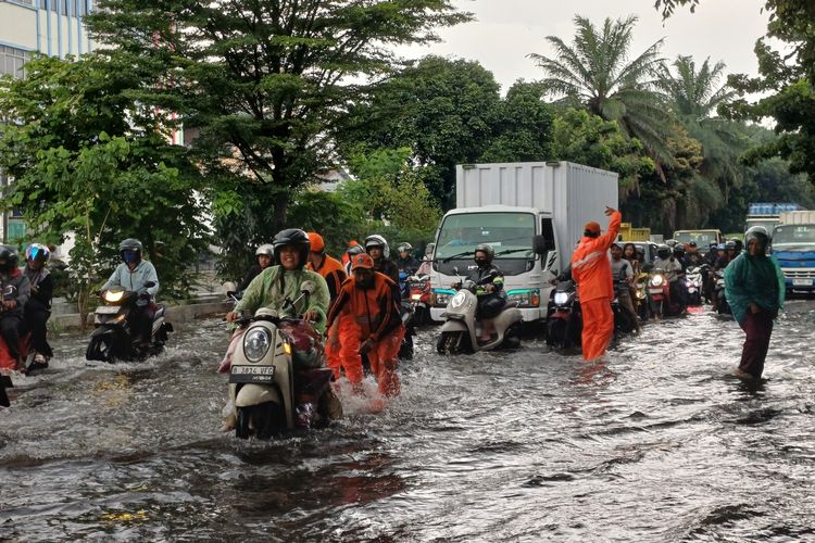 BPBD DKI Tetapkan Pintu Air Angke Hulu Siaga 1, Warga Diminta Waspadai Banjir