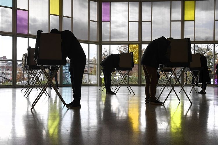 Para pemilih menandai surat suara mereka di Gereja First Presbyterian pada Hari Pemilihan, Selasa, 3 November 2020, di Stamford, Conn. 